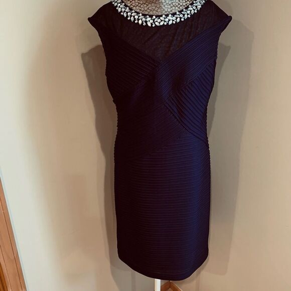 SD Collection Dresses & Skirts - Beautiful‎ Dress with Statement Neckline Size 4